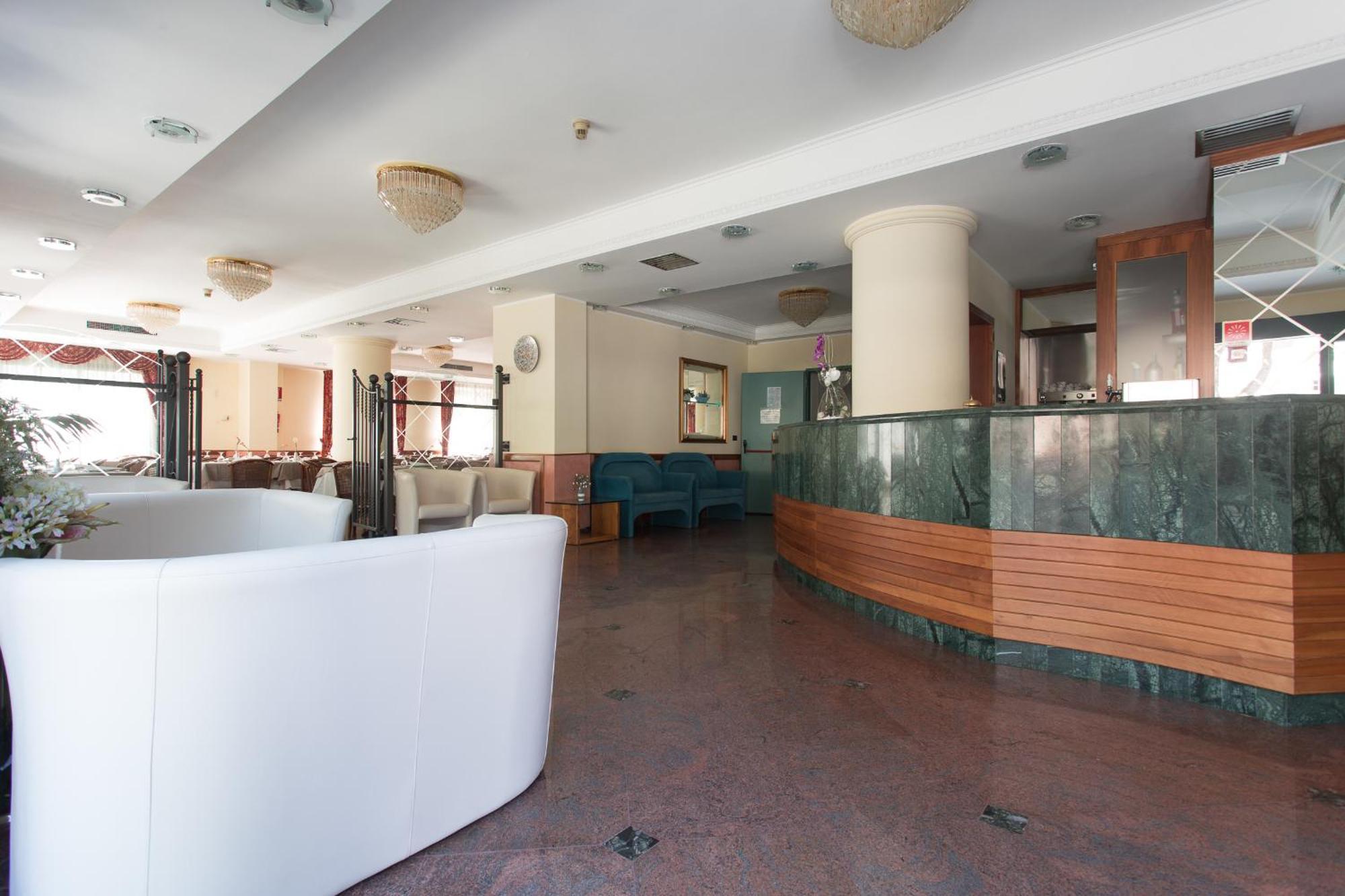 Hotel Zeus เชเซนาติโก ภายนอก รูปภาพ